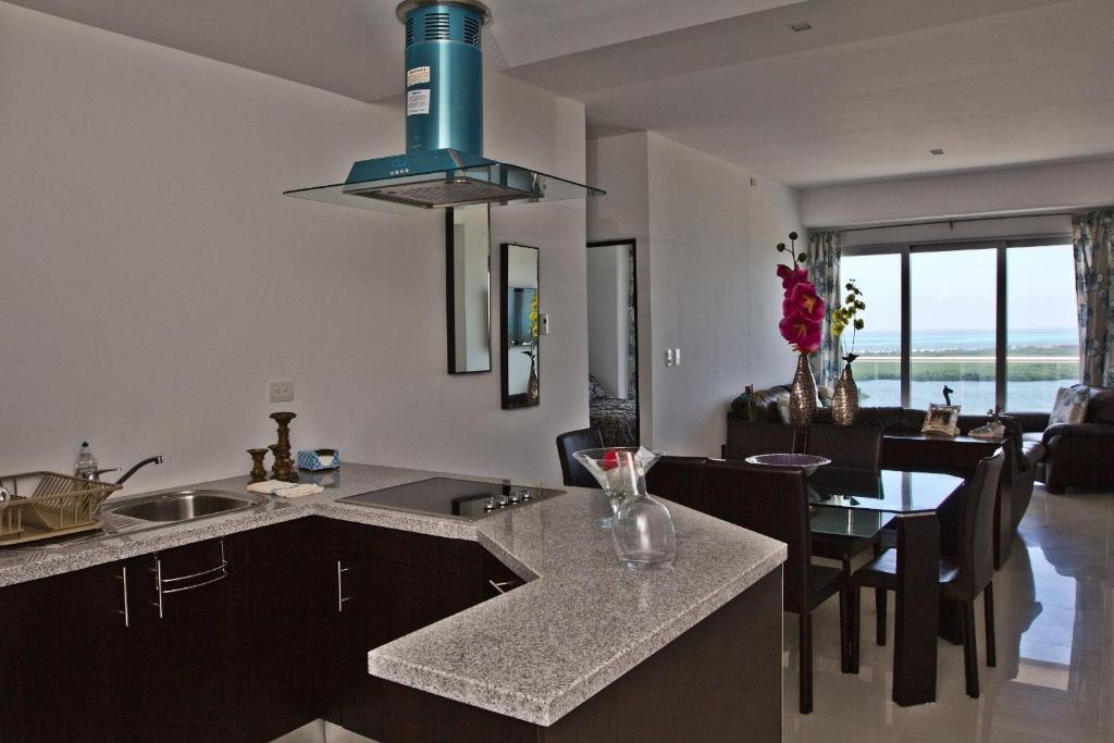 Barcelona Tower Suites Cancun Exterior photo
