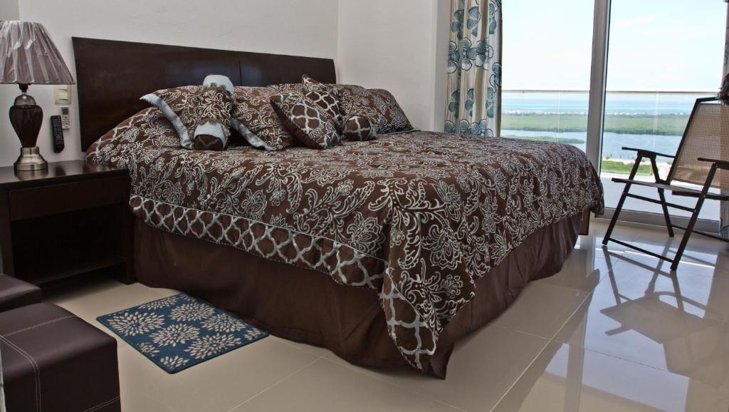 Barcelona Tower Suites Cancun Room photo