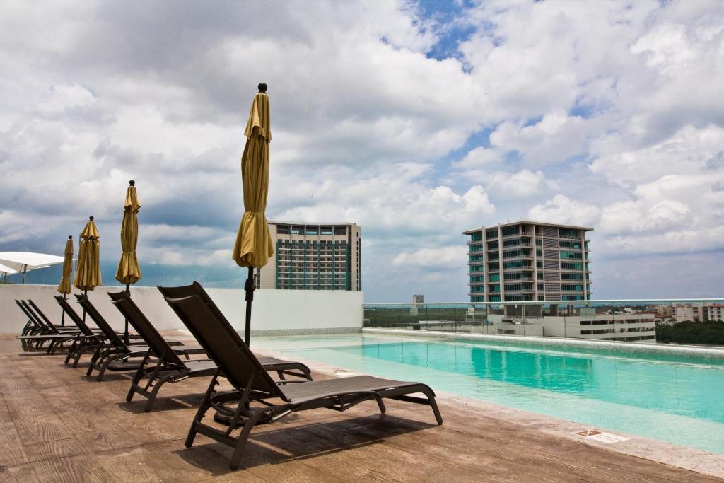 Barcelona Tower Suites Cancun Exterior photo