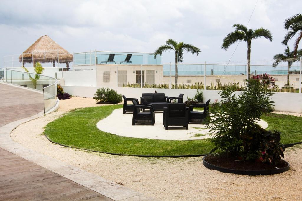 Barcelona Tower Suites Cancun Exterior photo