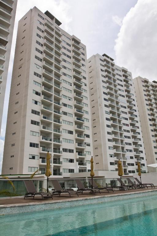 Barcelona Tower Suites Cancun Exterior photo